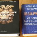 Die Cover der Bücher "Das Ende der Evolution" von Matthias Glaubrecht und "Blueprint" von Nicholas Christakis.