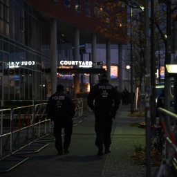 Vor dem Hotel "Courtyard by Marriott" in Berlin-Mitte laufen Polizisten an Polizeiabsperrungen entlang (Bild: picture alliance/dpa/Leonie Asendorpf)