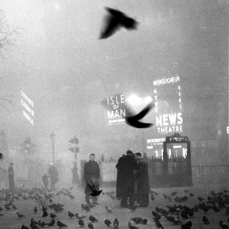 Trafalgar Square in London am 5. Dezember 1952. Menschen gehen im dunklen Dunst über die Straße.