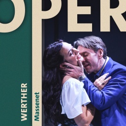 Oper steht in großen Lettern über einer Aufnahme zweier Menschen, die sich umarmen. 