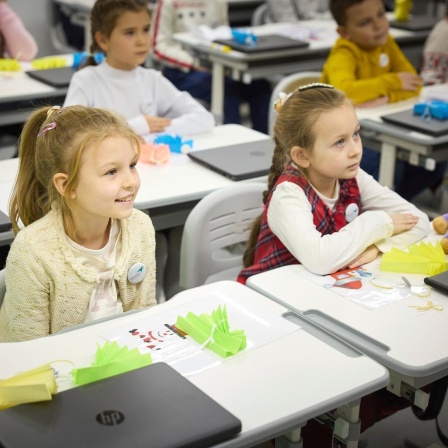 Ukrainische Kinder besuchen den Unterricht in der ersten Schule, die vollständig unterirdisch gebaut wurde.
