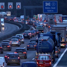 Autos und Lkw stehen im morgendlichen Berufsverkehr auf der Autobahn A555 im Stau.