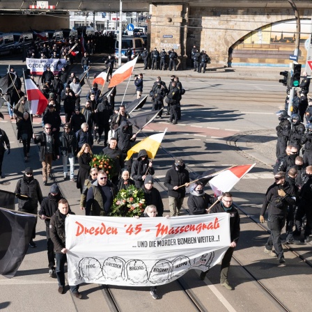 Zahlreiche Neonazis während einer Kundgebung in Dresden