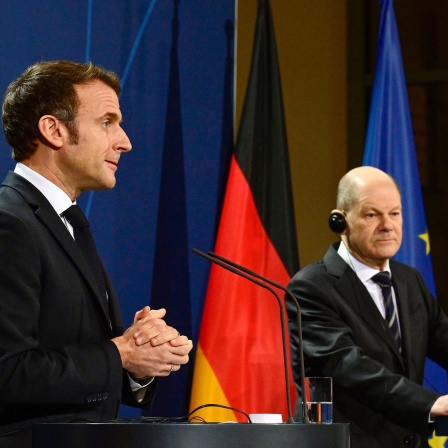 Emmanuel Macron und Olaf Scholz vor der Presse