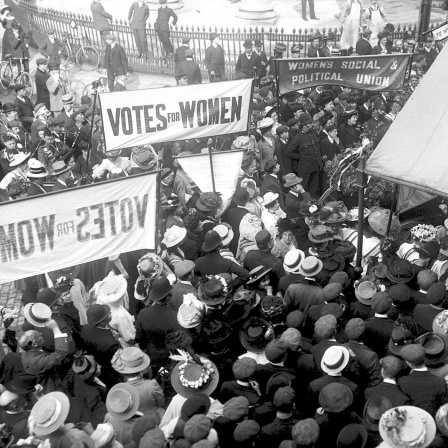 Suffragetten demonstrieren in London für das Wahlrecht für Frauen (Aufnahme von 1910)