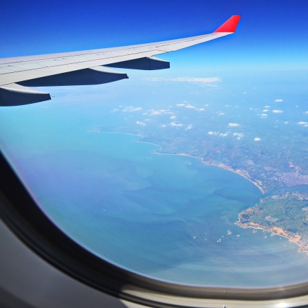 Blick aus einem Fenster im Flugzeug