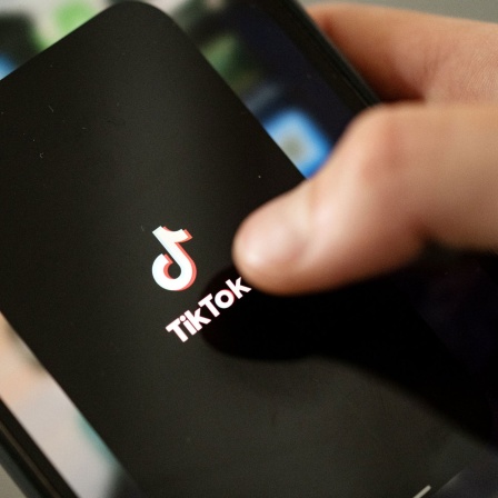 TikTok-Logo auf einem Smartphone