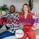 Die Podcast-Hosts Yared Dibaba und Annabell Neuhof; Schriftzug "Polyamorie"