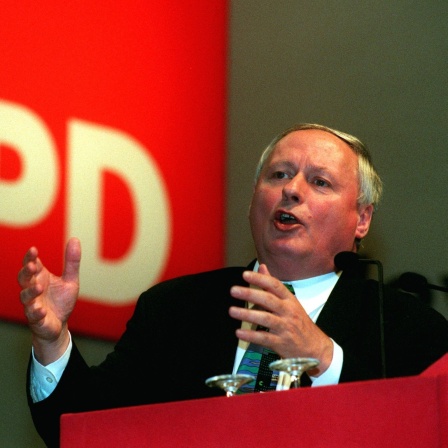Oskar Lafontaine bei einer Rede 1995, die tosenden Beifall bekam. (Archivbild)