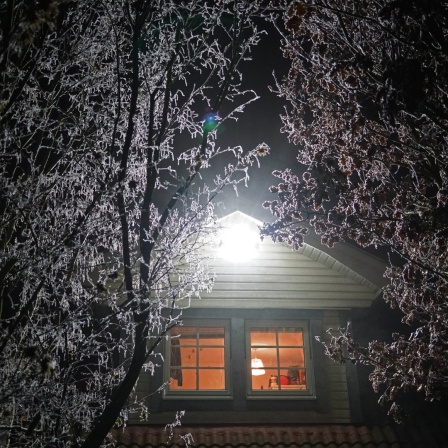 Beleuchteter Erker in winterlicher Nacht