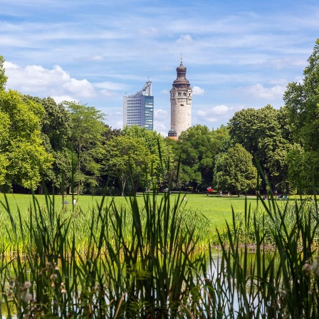 Blick vom Johannapark zur Innenstadt mit City-Hochhaus und Turm vom Neuen Rathaus, Leipzig (Sachsen)