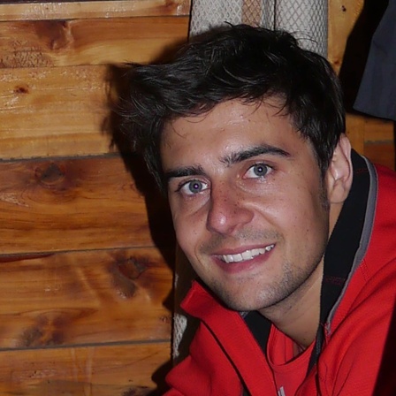 Dr. Maximilian Witting lächelt in die Kamera. Er erforscht, wie Wintersport mit Blick auf den Klimawandel heute und in Zukunft möglich ist.