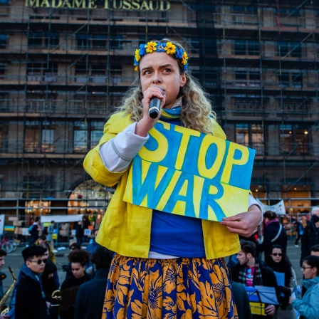 Ukrainer demonstrieren gegen die russische Invasion.