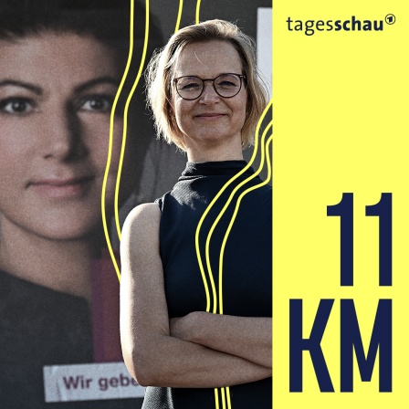 Katja Wolf, Landesvorsitzende des Bündnis Sahra Wagenknecht (BSW) und Spitzenkandidatin für die Landtagswahl in Thüringen, steht vor einem Plakat. 