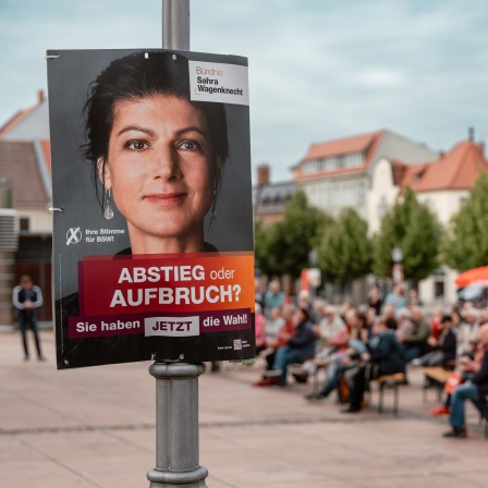 Ein Wahlplakat mit dem Gesicht von Sahra Wagenknecht.