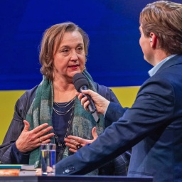 NDR Sachbuchpreis-Gewinnerin Kerstin Hoppenhaus (l.) im Gespräch mit Moderator Jan Ehlert.