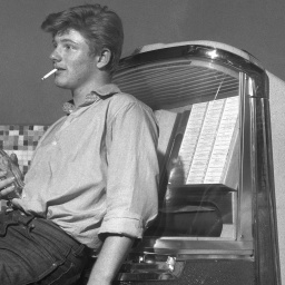 Jugendliche bei Jukebox, rauchend und Coca Cola trinkend; 1959