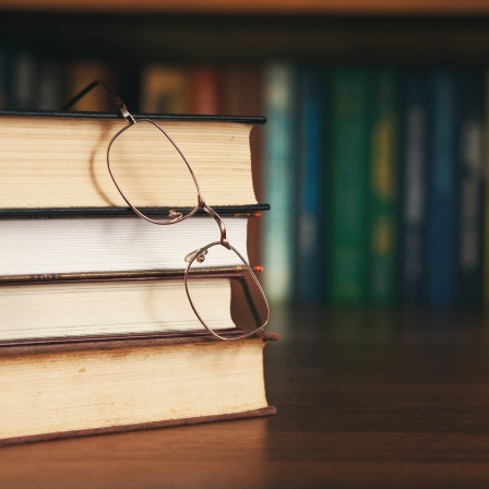 Bücherstapel und Brille