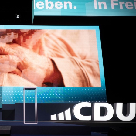Symbol: Kreuz neben dem Logo der CDU beim Parteitag