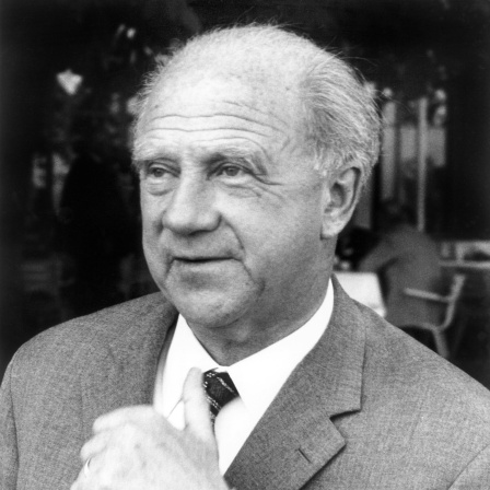 Der deutsche Physiker und Nobelpreisträger (1932) Werner Heisenberg, aufgenommen am 28.11.1966. Am 28. Februar 1958 stellte er die sogenannte &#034;Weltformel&#034; vor: Die Theorie der kleinsten Teile verbindet die allgemeine Relativitätstheorie mit der Quantentheorie zu einer allgemeinen Feldtheorie. Heisenberg wurde am 5. Dezember 1901 in Würzburg geboren und ist am 1. Februar 1976 in München gestorben.