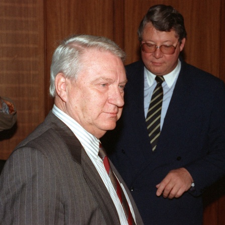 Die ehemaligen co op-Spitzenmanager Bernd Otto (r) und Alfons Lappas am 24. Februar 1992 im Landgericht Frankfurt.