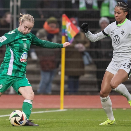 v.l. Caroline Siems und Sveindis Jonsdottir im Duell um den Ball