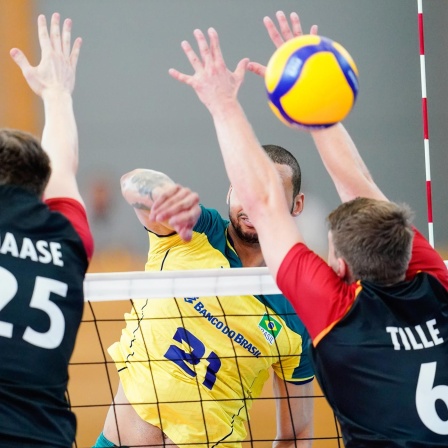 Volleyball: Deutschlands Lukas Maase (l-r), Brasiliens Alan Souza und Deutschlands Johannes Tille kämpfen um den Ball. (Bild: picture alliance/dpa | Uwe Anspach)