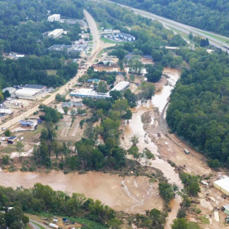 Luftaufnahme eines überfluteten Flusses im Westen von North Carolina.