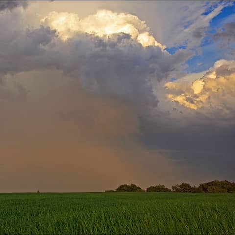 Gewitterfront mit Regenbogen über Nossen