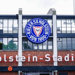 Logo von Holstein Kiel mit Schriftzug "Holstein-Stadion"