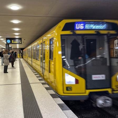 U-Bahn der Linie 6 fährt im Bahnhof Unter den Linden ein (Bild: picture alliance / galoppfoto / Sabine Brose)