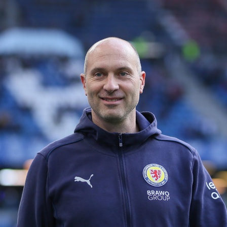Braunschweigs Trainer Daniel Scherning vor dem Spiel im Stadion