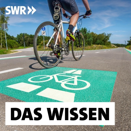 Radschnellweg in Müchen mit grüner Markierung auf dem Boden: Fahrradfahren ist gesund und klimafreundlich - im Alltag aber auch gefährlich und wenig komfortabel. Für stressfreien Fahrspaß braucht es neben sicheren Radwegen auch eine smarte Navigation und mehr Komfort, etwa bei Bahnfahrten.