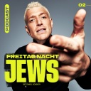 Podcast-Host Daniel Donskoy vor dem Schriftzug "Freitagnacht Jews"