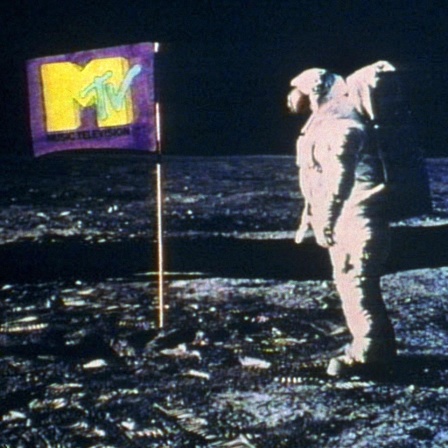 Im Promofoto von MTV wurde die US-amerikanische Flagge bei der Mondlandung durch eine Flagge mit dem MTV-Logo ersetzt.