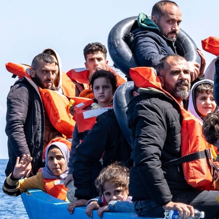 Gerettete Flüchtlinge auf einem Holzboot auf dem Mittelmeer (16.03.2024).