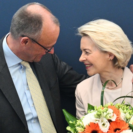 Friedrich Merz, Vorsitzender der CDU, und Ursula von der Leyen, Spitzenkandidatin der CDU für die Europawahl 2024 sowie Präsidentin der Europäischen Kommission, sprechen vor der Bundesvorstandssitzung der CDU im Konrad-Adenauer-Haus miteinander.