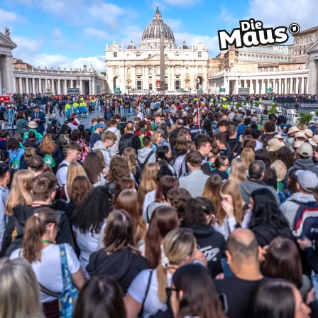 Tausende Menschen auf dem Petersplatz in Rom