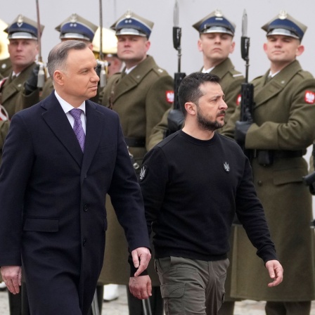 Andrzej Duda (l-r), Präsident von Polen, begrüßt Wolodymyr Selenskyj, Präsident der Ukraine, mit militärischen Ehren zu einem Treffen im Präsidentenpalast.