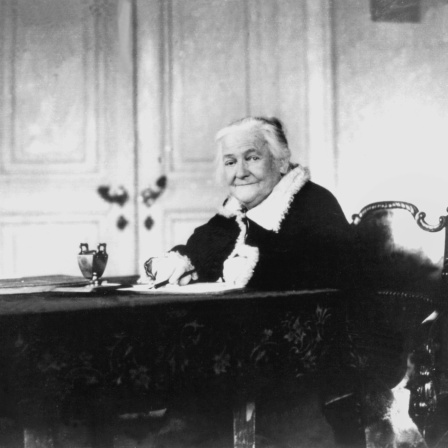 Clara Zetkin an ihrem Schreibtisch, aufgenommen um 1930.