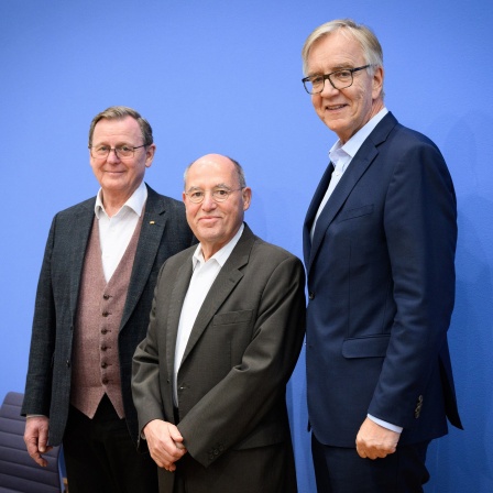 Die Linken-Politiker Bodo Ramelow (l-r), Geschäftsführender Ministerpräsident des Freistaats Thüringen, Gregor Gysi (MdB) und Dietmar Bartsch (MdB) kommen in die Bundespressekonferenz, um sich zum „Projekt Silberlocke“ zu äußern. 