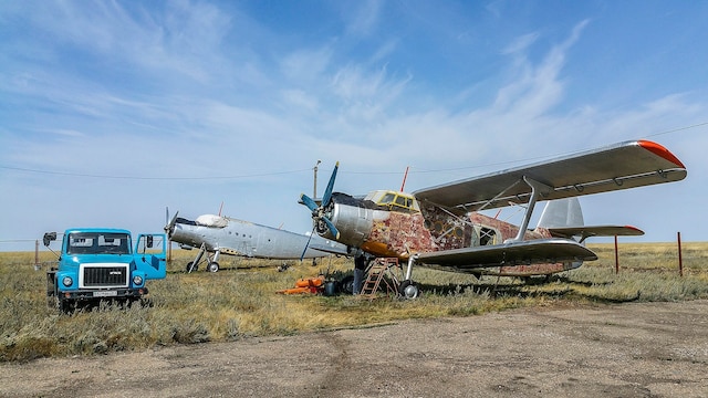 Es ist kein Schrottplatz, sondern eine Spezialwerkstätte für Flugzeugrestaurierung in der kasachischen Steppe. Hier werden die historischen Maschinen vom Typ AN 2 restauriert und für gewaltige Summen an Sammler in aller Welt verkauft.