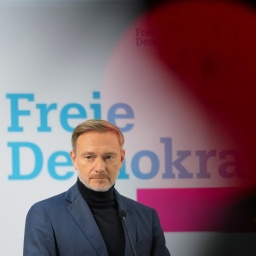 Der FDP-Vorsitzende Christian Lindner bei einer Pressekonferenz nach den Landtagswahlen in Brandenburg, dahinter der Schriftzug "Freie Demokraten"