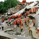 Teile der zusammengestürzten Brücke bei Eschede haben am 3. Juni 1998 zwei Zug-Waggons des ICE unter sich begraben.