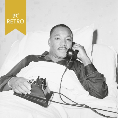 Martin Luther King wird in einem Krankenhausbett telefonisch über die Auszeichnung mit dem Friedensnobelpreis informiert | Bild: picture alliance / ASSOCIATED PRESS | Anonymous