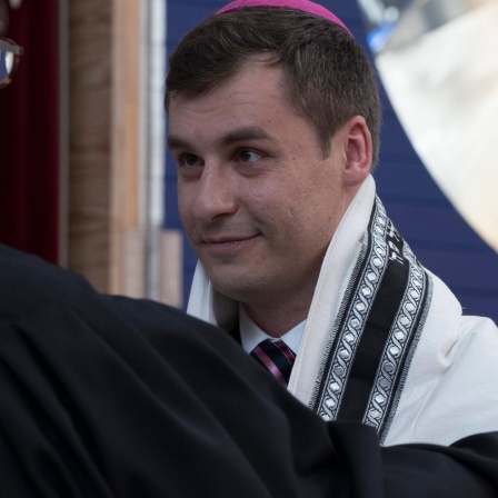 Rabbiner Alexander Grodensky, Absolvent des Abraham Geiger Kollegs an der Universität Potsdam, nimmt seine Ordinationsurkunde in der Synagoge Beit Tikwa in Bielefeld entgegen (Aufnahme vom 31.8.2015).
