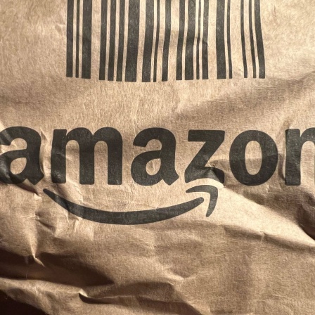 Logo Amazon auf einem Prime Paket 