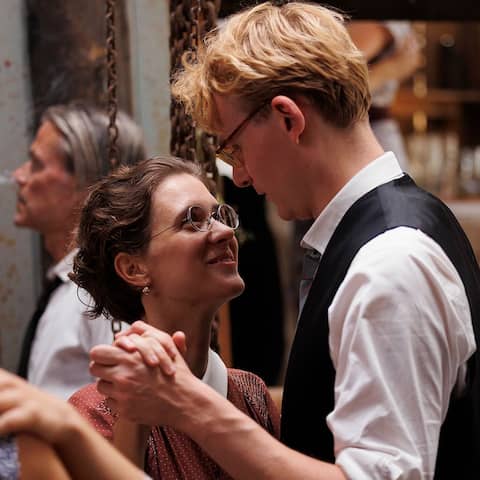 Liv Lisa Fries als Hilde Coppi und Johannes Hegemann als ihr Mann Hans Coppi in einer Szene aus dem Film "In Liebe, Eure Hilde". (Quelle: dpa/Frédéric Batier)