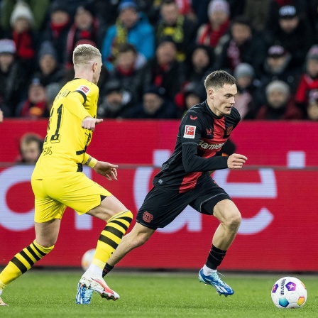 Florian Wirtz von Bayer Leverkusen im Duell mit Dortmunds Marco Reus. 