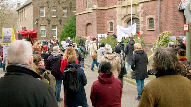 Der Gottesdienst findet aus Protest vor der geschlossenen Kirche Heilig Kreuz in Keyenberg statt.